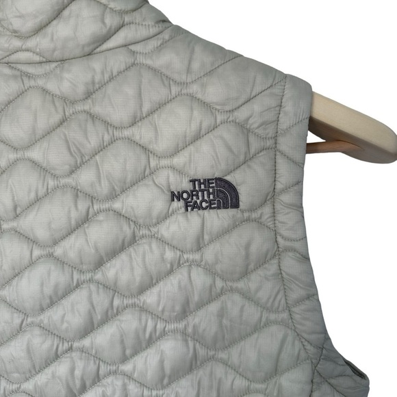 THE NORTH FACE  WOMEN'S GILET QUILTED PUFFER VEST PEARL WHITE FULL ZIP S - Picture 3 of 8